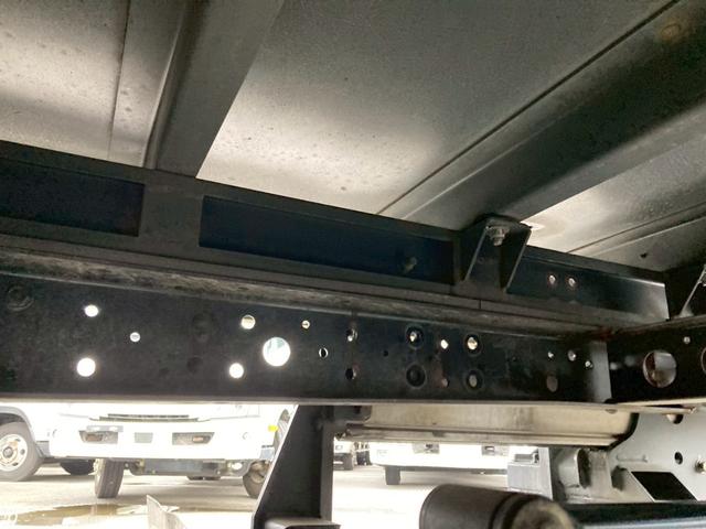 ダイナトラック 日野 小型 低温冷蔵冷凍バン 最大積載2000kg 東プレ製-30℃冷凍機 H27年10月製 東プレ製箱 新明和製格納PG ラッシングレール2段 左スライド扉(36枚目)