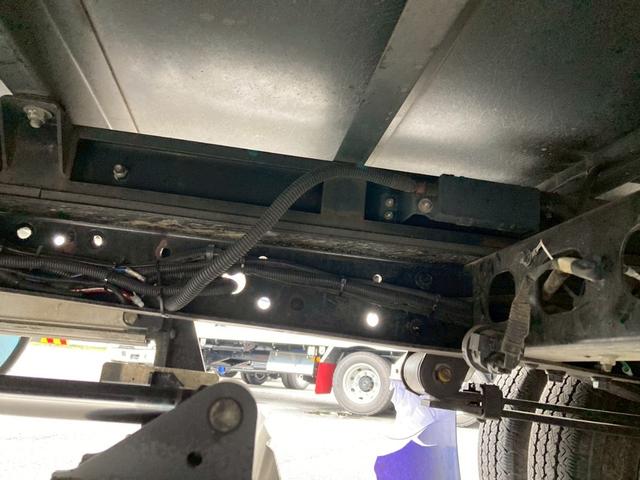 ダイナトラック 日野 小型 低温冷蔵冷凍バン 最大積載2000kg 東プレ製-30℃冷凍機 H27年10月製 東プレ製箱 新明和製格納PG ラッシングレール2段 左スライド扉(37枚目)