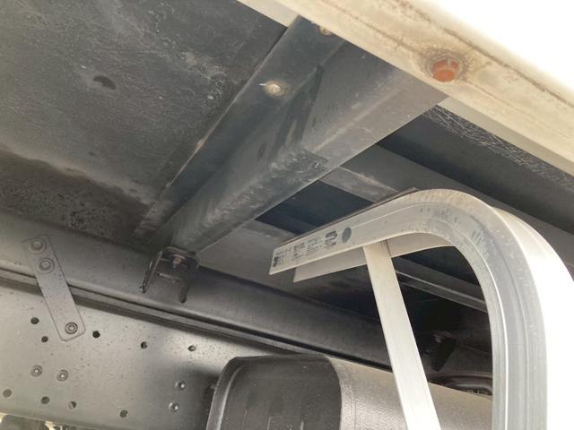 ダイナトラック 日野 小型 低温冷蔵冷凍バン 最大積載2000kg 東プレ製-30℃冷凍機 H27年10月製 東プレ製箱 新明和製格納PG ラッシングレール2段 左スライド扉(46枚目)