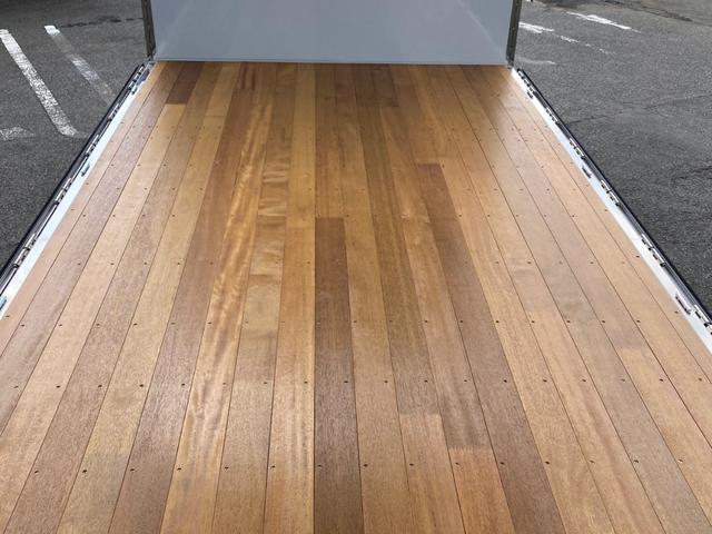 プロフィア 日野　大型アルミウイング　最大積載量１３４００ｋｇ　トランテックス製アルミウイング　Ｒ７年１月製　ハイルーフ　リターダー　リアエアサス　アルミホイール　ラッシングレール２段　セイコーラック４個　引き出しフック１８個　造りボディー　未稼働車（12枚目）