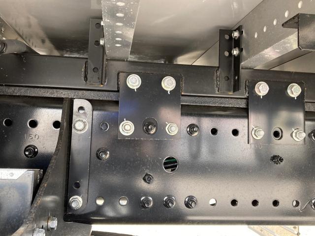 プロフィア 日野　大型アルミウイング　最大積載量１３４００ｋｇ　トランテックス製アルミウイング　Ｒ７年１月製　ハイルーフ　リターダー　リアエアサス　アルミホイール　ラッシングレール２段　セイコーラック４個　引き出しフック１８個　造りボディー　未稼働車（13枚目）