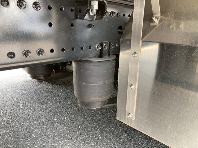 プロフィア 日野　大型アルミウイング　最大積載量１３４００ｋｇ　トランテックス製アルミウイング　Ｒ７年１月製　ハイルーフ　リターダー　リアエアサス　アルミホイール　ラッシングレール２段　セイコーラック４個　引き出しフック１８個　造りボディー　未稼働車（36枚目）