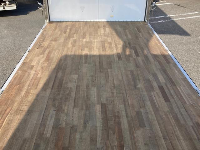 ファイター 三菱ふそう　中型アルミウイング　最大積載量２７５０ｋｇ　トレクス製アルミウイング　Ｒ５年３月製　６２００ワイドボディー　リアエアサス　ラッシングレール２段　セイコーラック２個　引き出しフック１０個　融雪使用車　フレーム防錆塗装（12枚目）