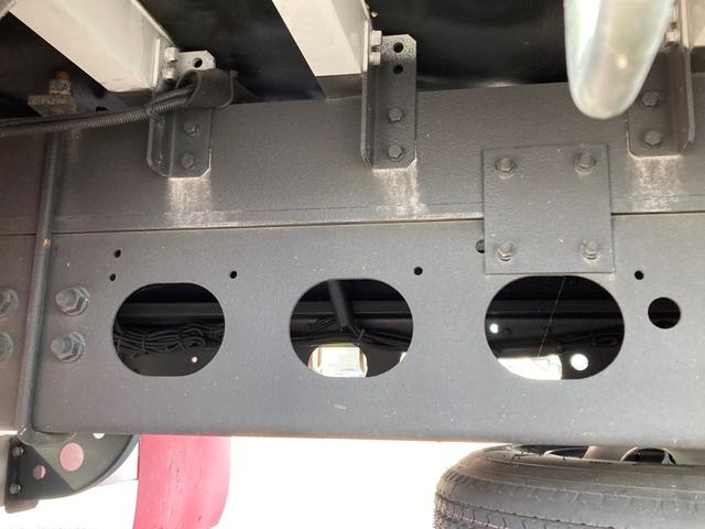 ファイター 三菱ふそう　中型アルミウイング　最大積載量２７５０ｋｇ　トレクス製アルミウイング　Ｒ５年３月製　６２００ワイドボディー　リアエアサス　ラッシングレール２段　セイコーラック２個　引き出しフック１０個　融雪使用車　フレーム防錆塗装（14枚目）