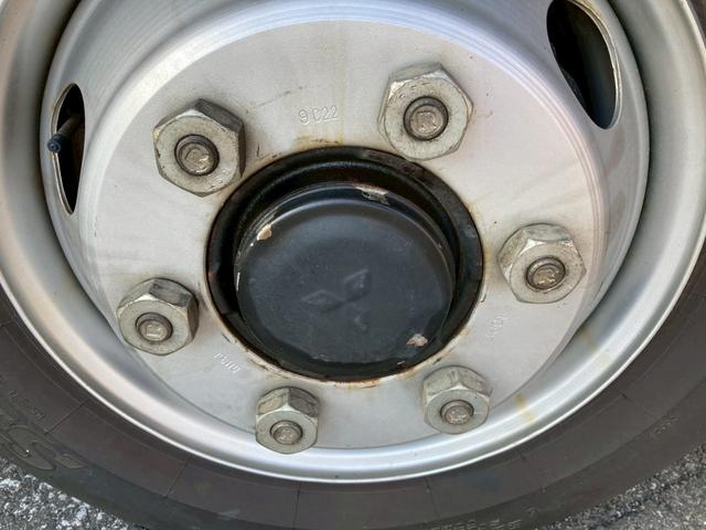 ファイター 三菱ふそう　中型アルミウイング　最大積載量２７５０ｋｇ　トレクス製アルミウイング　Ｒ５年３月製　６２００ワイドボディー　リアエアサス　ラッシングレール２段　セイコーラック２個　引き出しフック１０個　融雪使用車　フレーム防錆塗装（25枚目）