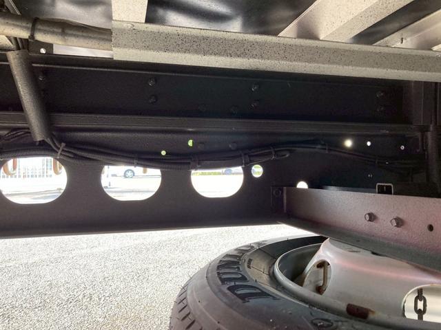 ファイター 三菱ふそう　中型アルミウイング　最大積載量２７５０ｋｇ　トレクス製アルミウイング　Ｒ５年３月製　６２００ワイドボディー　リアエアサス　ラッシングレール２段　セイコーラック２個　引き出しフック１０個　融雪使用車　フレーム防錆塗装（26枚目）