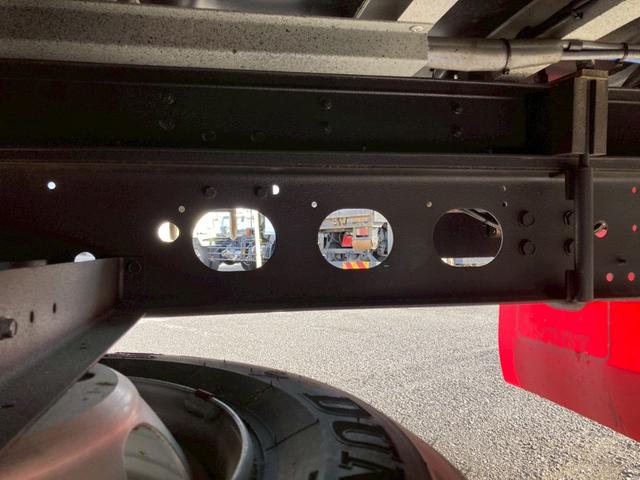 ファイター 三菱ふそう　中型アルミウイング　最大積載量２７５０ｋｇ　トレクス製アルミウイング　Ｒ５年３月製　６２００ワイドボディー　リアエアサス　ラッシングレール２段　セイコーラック２個　引き出しフック１０個　融雪使用車　フレーム防錆塗装（31枚目）