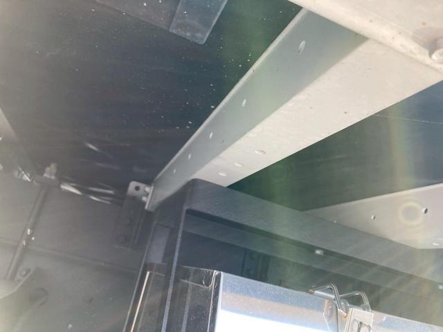 ファイター 三菱ふそう　中型アルミウイング　最大積載量２７５０ｋｇ　トレクス製アルミウイング　Ｒ５年３月製　６２００ワイドボディー　リアエアサス　ラッシングレール２段　セイコーラック２個　引き出しフック１０個　融雪使用車　フレーム防錆塗装（33枚目）