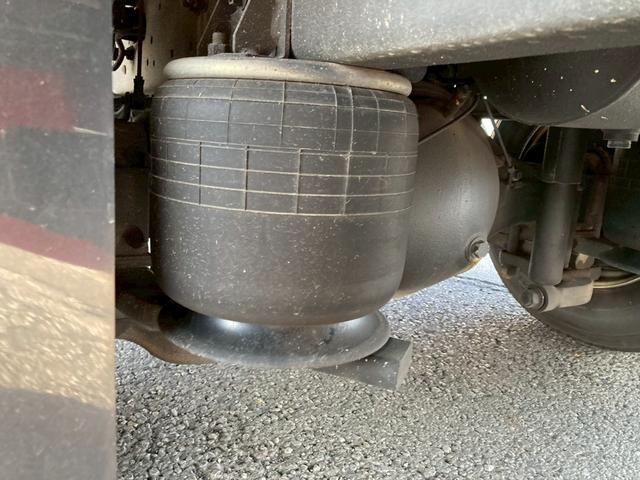 ファイター 三菱ふそう　中型アルミウイング　最大積載量２７５０ｋｇ　トレクス製アルミウイング　Ｒ５年３月製　６２００ワイドボディー　リアエアサス　ラッシングレール２段　セイコーラック２個　引き出しフック１０個　融雪使用車　フレーム防錆塗装（35枚目）