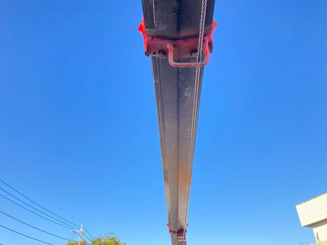 フォワード いすゞ　中型４段クレー付平ボディー　最大積載２３５０ｋｇ　ユニック製４段クレーン（２．９３ｔ吊）Ｒ１年１２月製　ラジコン　フックイン　警報型　小平製平ボディー　セイコーラック２個　ロープ穴１０個　標準幅ロングボディー　最大積載量２３５０ｋｇ（28枚目）