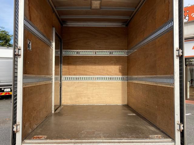 ダイナトラック トヨタ　小型アルミバン　標準十尺　最大積載２０００ｋｇ　トヨタ車体製アルミバン　Ｒ２年４月製　左スライド扉　ラッシングレール２段　床フック６個　ＡＴ車　標準十尺　最大積載量２０００ｋｇ（8枚目）