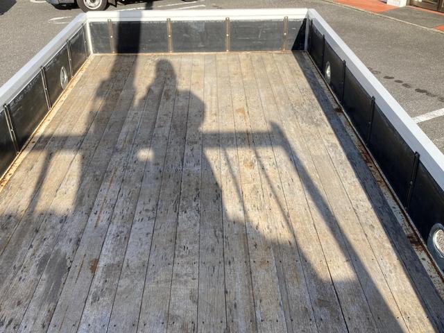 フォワード いすゞ　中型ユニック４段付平ボディー　最大積載２５００ｋｇ　ユニック製４段（２．９３ｔ吊）クレーン　Ｒ１年１０月製　ラジコン　フックイン　警報型　セイコーラック２個　ロープ穴６個　標準幅ロングボディー　最大積載量２５００ｋｇ（8枚目）