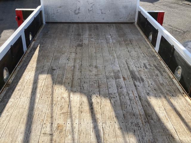 フォワード いすゞ　中型ユニック４段付平ボディー　最大積載２５００ｋｇ　ユニック製４段（２．９３ｔ吊）クレーン　Ｒ１年１０月製　ラジコン　フックイン　警報型　セイコーラック２個　ロープ穴６個　標準幅ロングボディー　最大積載量２５００ｋｇ（9枚目）