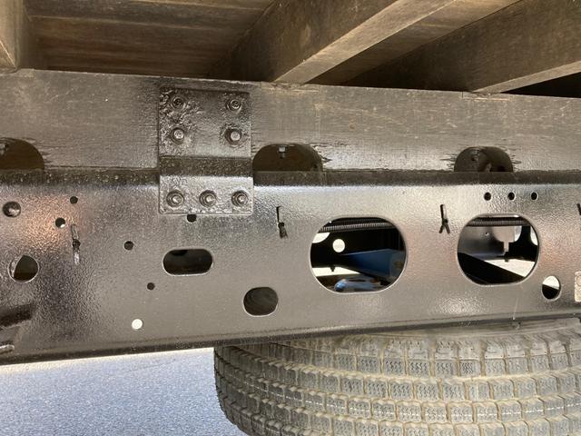 フォワード いすゞ　中型ユニック４段付平ボディー　最大積載２５００ｋｇ　ユニック製４段（２．９３ｔ吊）クレーン　Ｒ１年１０月製　ラジコン　フックイン　警報型　セイコーラック２個　ロープ穴６個　標準幅ロングボディー　最大積載量２５００ｋｇ（14枚目）