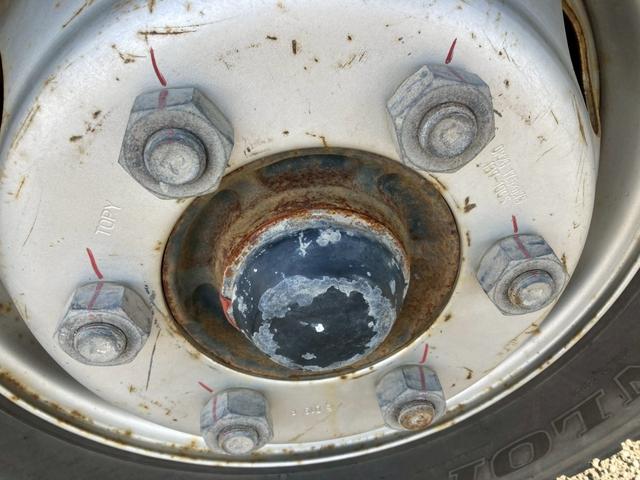 フォワード いすゞ　中型ユニック４段付平ボディー　最大積載２５００ｋｇ　ユニック製４段（２．９３ｔ吊）クレーン　Ｒ１年１０月製　ラジコン　フックイン　警報型　セイコーラック２個　ロープ穴６個　標準幅ロングボディー　最大積載量２５００ｋｇ（24枚目）