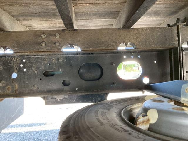 フォワード いすゞ　中型ユニック４段付平ボディー　最大積載２５００ｋｇ　ユニック製４段（２．９３ｔ吊）クレーン　Ｒ１年１０月製　ラジコン　フックイン　警報型　セイコーラック２個　ロープ穴６個　標準幅ロングボディー　最大積載量２５００ｋｇ（27枚目）