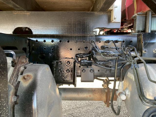 フォワード いすゞ　中型ユニック４段付平ボディー　最大積載２５００ｋｇ　ユニック製４段（２．９３ｔ吊）クレーン　Ｒ１年１０月製　ラジコン　フックイン　警報型　セイコーラック２個　ロープ穴６個　標準幅ロングボディー　最大積載量２５００ｋｇ（29枚目）