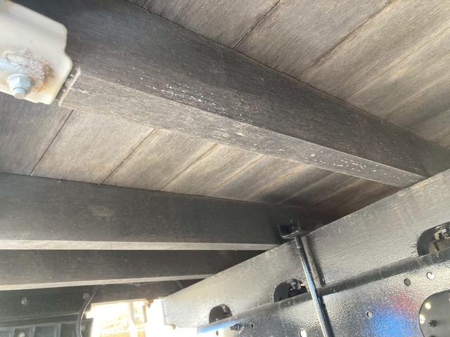 フォワード いすゞ　中型ユニック４段付平ボディー　最大積載２５００ｋｇ　ユニック製４段（２．９３ｔ吊）クレーン　Ｒ１年１０月製　ラジコン　フックイン　警報型　セイコーラック２個　ロープ穴６個　標準幅ロングボディー　最大積載量２５００ｋｇ（33枚目）