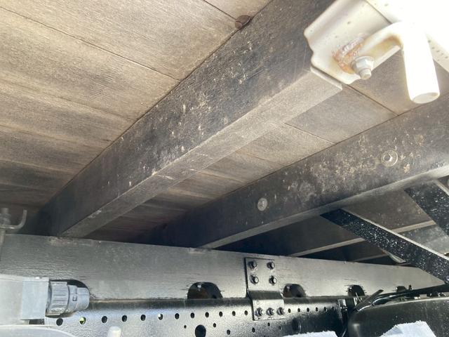 フォワード いすゞ　中型ユニック４段付平ボディー　最大積載２５００ｋｇ　ユニック製４段（２．９３ｔ吊）クレーン　Ｒ１年１０月製　ラジコン　フックイン　警報型　セイコーラック２個　ロープ穴６個　標準幅ロングボディー　最大積載量２５００ｋｇ（38枚目）