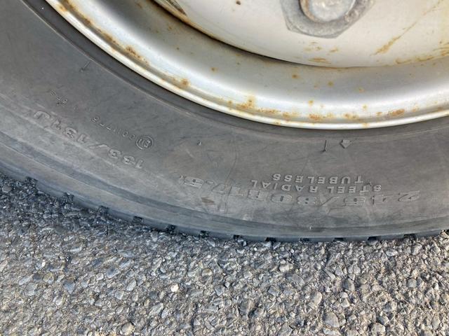 フォワード いすゞ　中型ユニック４段付平ボディー　最大積載２５００ｋｇ　ユニック製４段（２．９３ｔ吊）クレーン　Ｒ１年１０月製　ラジコン　フックイン　警報型　セイコーラック２個　ロープ穴６個　標準幅ロングボディー　最大積載量２５００ｋｇ（50枚目）