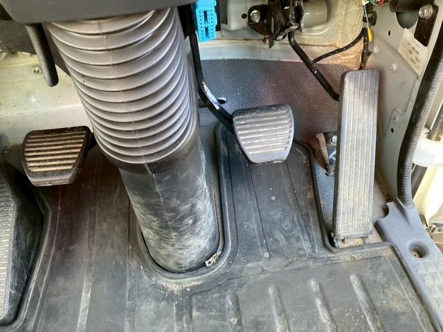 フォワード いすゞ　中型ユニック４段付平ボディー　最大積載２５００ｋｇ　ユニック製４段（２．９３ｔ吊）クレーン　Ｒ１年１０月製　ラジコン　フックイン　警報型　セイコーラック２個　ロープ穴６個　標準幅ロングボディー　最大積載量２５００ｋｇ（51枚目）