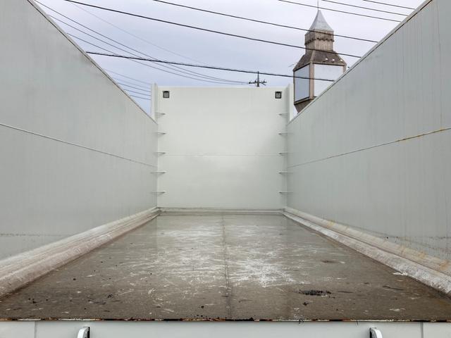 スーパーグレート 三菱ふそう　大型深ダンプ　最大積載９２００ｋｇ　新明和製深ダンプ（土砂禁止）Ｒ７年４月製　２４立米　リア片開き　ハイルーフ　アルミホイール　シフトパイロット２ペダル　最大積載量９２００ｋｇ　２２ｔベースの未稼働車（11枚目）