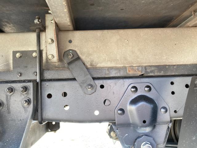 エルフトラック いすゞ 小型標準十尺アルミバン 最大積載2000kg パブコ製アルミバン H29年8月製 載せ替え ラッシングレール2段 標準十尺アルミバン 最大積載量2000kg スムーサー2ペダル(9枚目)