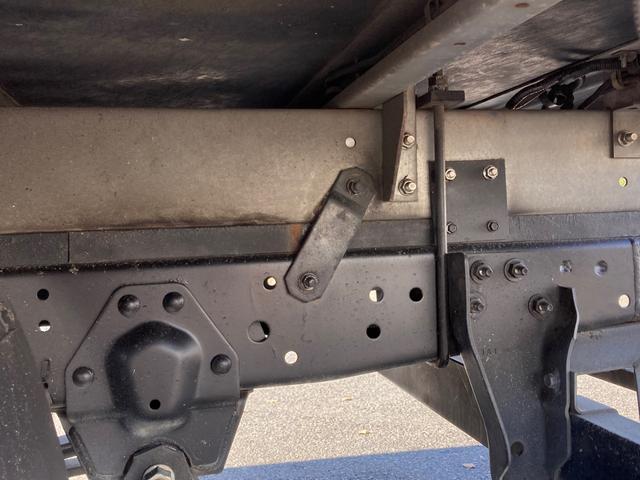 エルフトラック いすゞ 小型標準十尺アルミバン 最大積載2000kg パブコ製アルミバン H29年8月製 載せ替え ラッシングレール2段 標準十尺アルミバン 最大積載量2000kg スムーサー2ペダル(10枚目)