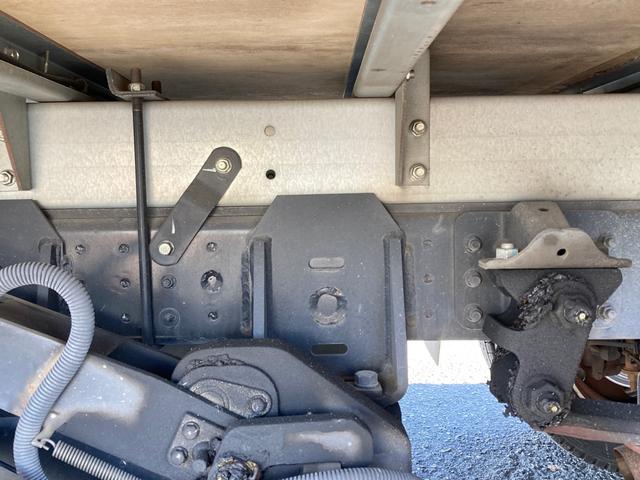 キャンター 三菱ふそう　小型　アルミバン　最大積載３０００ｋｇ　パブコ製アルミバン　Ｈ３０年１１月製　新明和製跳ね上げゲート　Ｈ３０年１１月製　左サイド扉　ラッシングレール２段　ジョロダーレール　ワイド　ロングボディー　最大積載量３０００ｋｇ（12枚目）