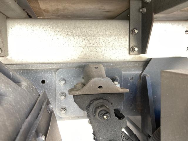 キャンター 三菱ふそう　小型　アルミバン　最大積載３０００ｋｇ　パブコ製アルミバン　Ｈ３０年１１月製　新明和製跳ね上げゲート　Ｈ３０年１１月製　左サイド扉　ラッシングレール２段　ジョロダーレール　ワイド　ロングボディー　最大積載量３０００ｋｇ（13枚目）