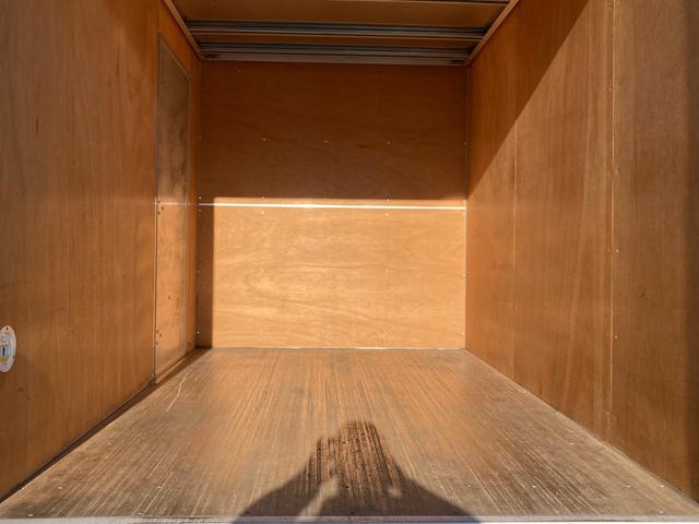 エルフトラック いすゞ　小型アルミバン　最大積載３０００ｋｇ　日本フルハーフ製アルミバン　左サイド扉　スムーサー２ペダル　標準十尺　最大積載量３０００ｋｇ（8枚目）