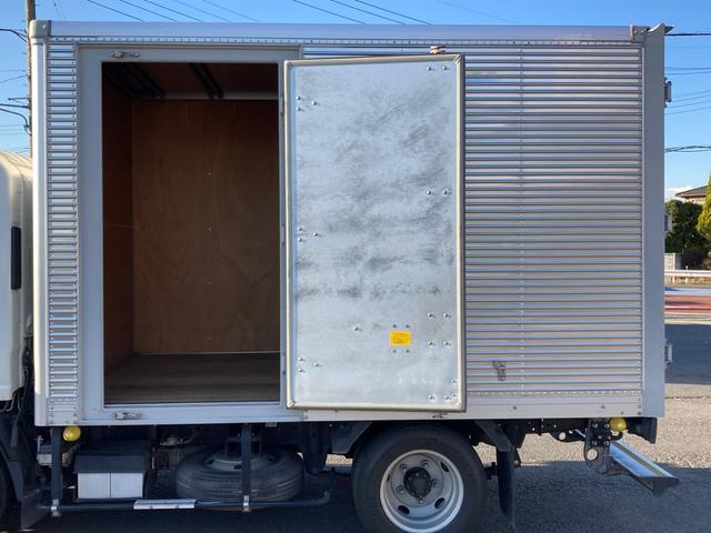 エルフトラック いすゞ　小型アルミバン　最大積載３０００ｋｇ　日本フルハーフ製アルミバン　左サイド扉　スムーサー２ペダル　標準十尺　最大積載量３０００ｋｇ（9枚目）