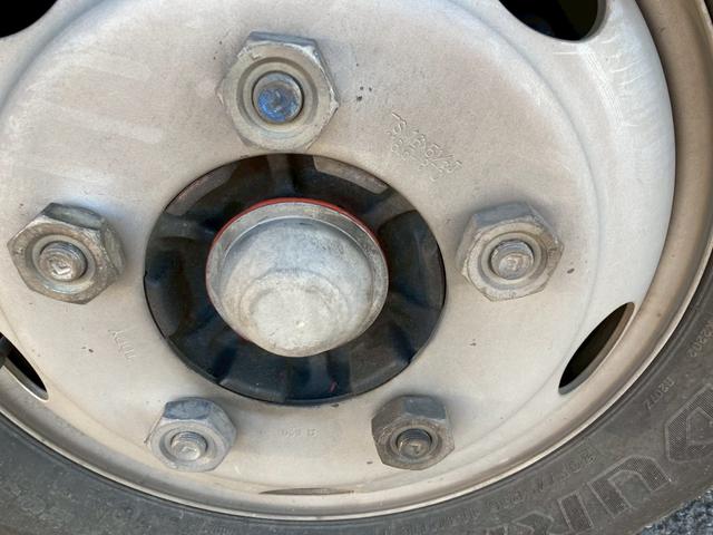 エルフトラック いすゞ　小型アルミバン　最大積載３０００ｋｇ　日本フルハーフ製アルミバン　左サイド扉　スムーサー２ペダル　標準十尺　最大積載量３０００ｋｇ（21枚目）