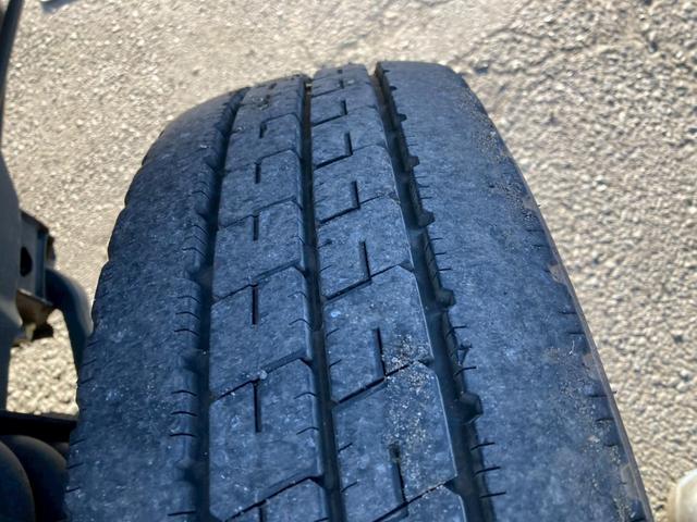 エルフトラック いすゞ　小型アルミバン　最大積載３０００ｋｇ　日本フルハーフ製アルミバン　左サイド扉　スムーサー２ペダル　標準十尺　最大積載量３０００ｋｇ（34枚目）