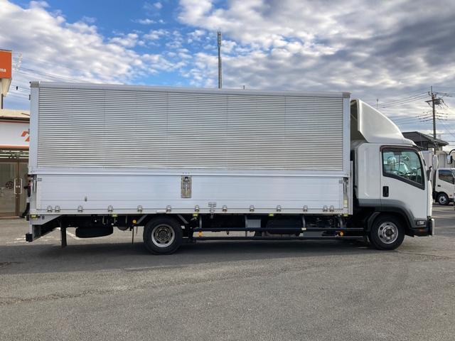 フォワード いすゞ　中型アルミウイング　最大積載２８００ｋｇ　日本フルハーフ製アルミウイング　Ｈ３０年６月製　リアエアサス　セイコーラック２個　ラッシングレール２段　引き出しフック１０個　６２ワイド　最大積載量２８００ｋｇ（8枚目）