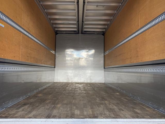 フォワード いすゞ　中型アルミウイング　最大積載２８００ｋｇ　日本フルハーフ製アルミウイング　Ｈ３０年６月製　リアエアサス　セイコーラック２個　ラッシングレール２段　引き出しフック１０個　６２ワイド　最大積載量２８００ｋｇ（10枚目）