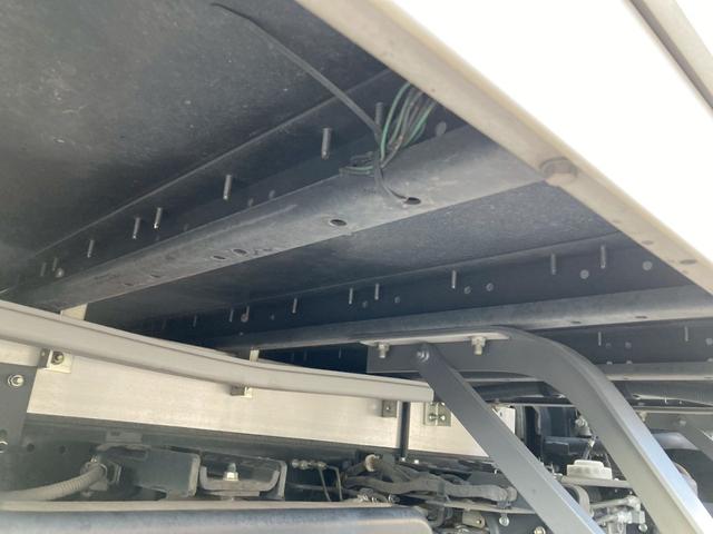 フォワード いすゞ　中型アルミウイング　最大積載２８００ｋｇ　日本フルハーフ製アルミウイング　Ｈ３０年６月製　リアエアサス　セイコーラック２個　ラッシングレール２段　引き出しフック１０個　６２ワイド　最大積載量２８００ｋｇ（26枚目）