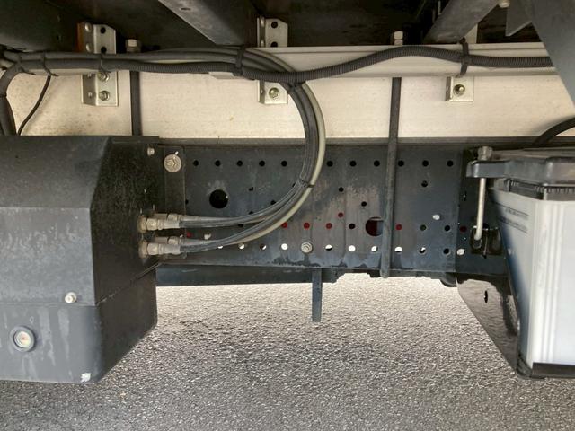 フォワード いすゞ　中型アルミウイング　最大積載２８００ｋｇ　日本フルハーフ製アルミウイング　Ｈ３０年６月製　リアエアサス　セイコーラック２個　ラッシングレール２段　引き出しフック１０個　６２ワイド　最大積載量２８００ｋｇ（27枚目）