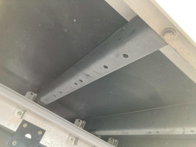 フォワード いすゞ　中型アルミウイング　最大積載２８００ｋｇ　日本フルハーフ製アルミウイング　Ｈ３０年６月製　リアエアサス　セイコーラック２個　ラッシングレール２段　引き出しフック１０個　６２ワイド　最大積載量２８００ｋｇ（31枚目）