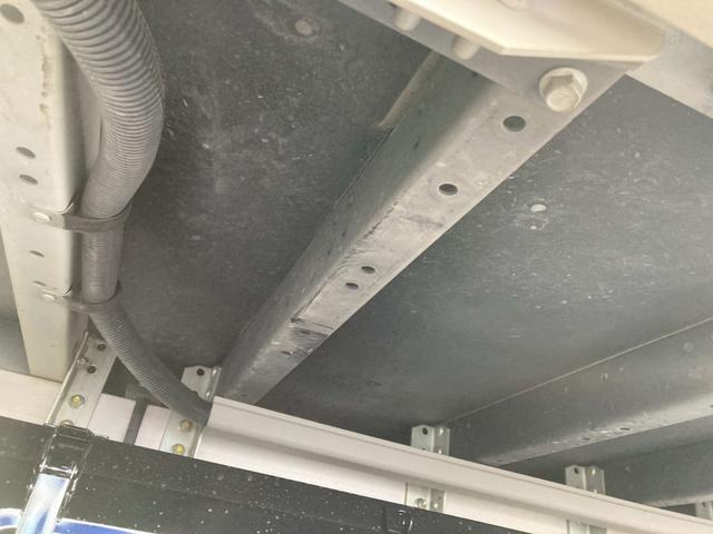 フォワード いすゞ　中型アルミウイング　最大積載２８００ｋｇ　日本フルハーフ製アルミウイング　Ｈ３０年６月製　リアエアサス　セイコーラック２個　ラッシングレール２段　引き出しフック１０個　６２ワイド　最大積載量２８００ｋｇ（34枚目）