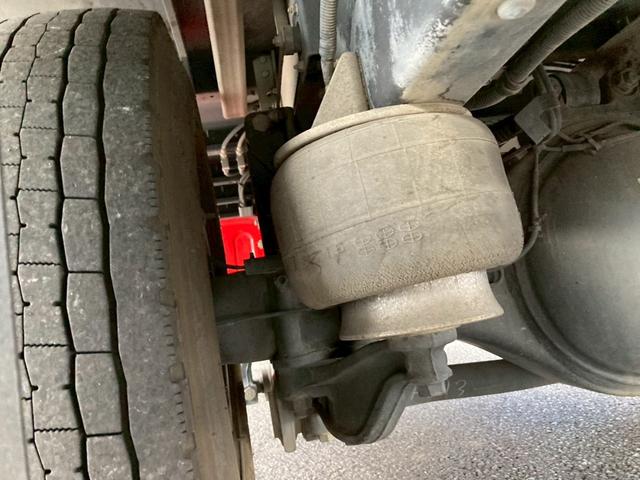 フォワード いすゞ　中型アルミウイング　最大積載２８００ｋｇ　日本フルハーフ製アルミウイング　Ｈ３０年６月製　リアエアサス　セイコーラック２個　ラッシングレール２段　引き出しフック１０個　６２ワイド　最大積載量２８００ｋｇ（37枚目）