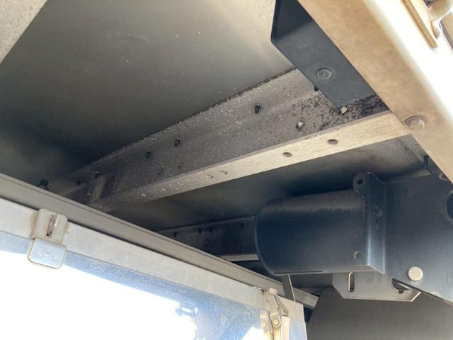 クオン ＵＤトラックス　大型アルミウイングＰＧ付　最大積載１２．９ｔ　日本フルハーフ製アルミウイング　Ｈ２９年１１月製　跳ね上げパワーゲート　Ｈ２９年１１月製　リアエアサス　ハイルーフ　セイコーラック４個　ラッシングレール２段　引き出しフック１８個　エスコット２パダル（40枚目）