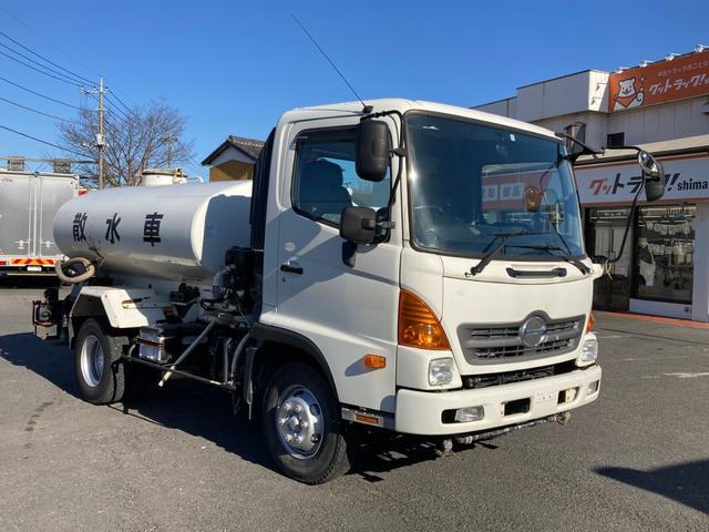 ヒノレンジャー 日野　中型散水車　最大積載３９００ｋｇ　新明和製散水車　Ｈ２５年１２月製　３９００Ｌ　エンジン式ポンプ　前方圧力　後方重力　散水ホース　６ＭＴ　最大積載量３９００ｋｇ（2枚目）