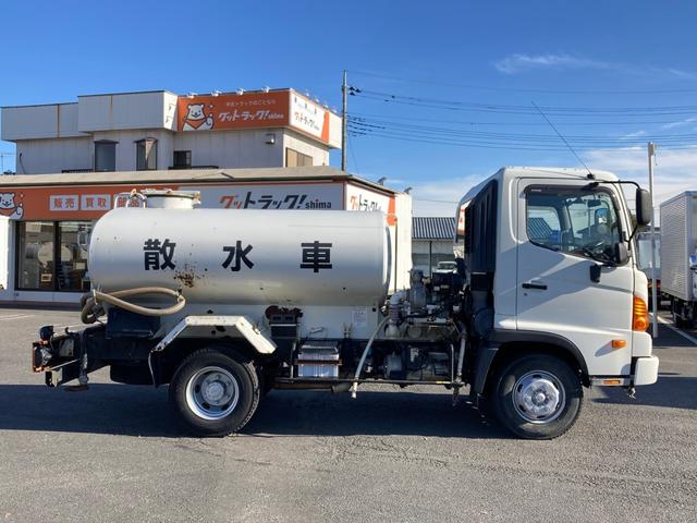 ヒノレンジャー 日野　中型散水車　最大積載３９００ｋｇ　新明和製散水車　Ｈ２５年１２月製　３９００Ｌ　エンジン式ポンプ　前方圧力　後方重力　散水ホース　６ＭＴ　最大積載量３９００ｋｇ（6枚目）
