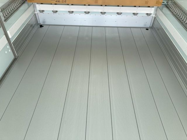 ヒノレンジャー 日野　中型冷蔵冷凍バン　最大積載２４００ｋｇ　菱重製低温設定冷凍機　Ｒ６年製　トランテックス製冷凍バン　Ｒ６年１２月製　格納ＰＧ　Ｒ６年１０月製　リアエアサス　左サイド扉　ラッシングレール２段　ゲート用ラジコン　６２ワイド　未稼働車（38枚目）