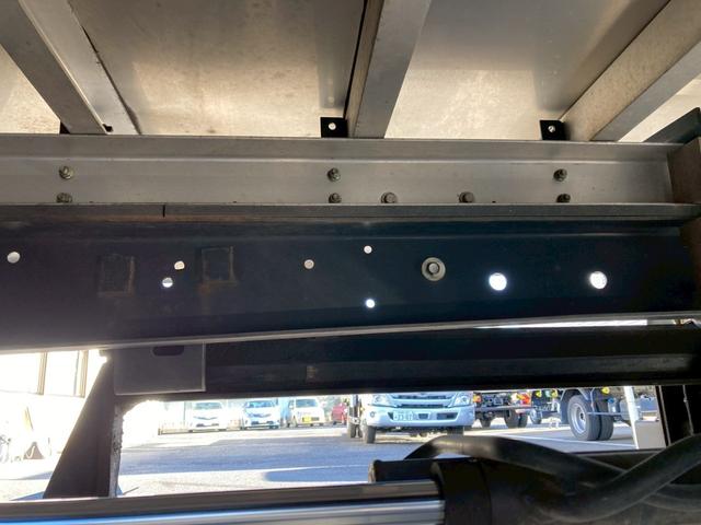 ヒノレンジャー 日野　中型冷蔵冷凍バン　最大積載２６５０ｋｇ　菱重製低温設定冷凍機　Ｒ４年１月製　格納パワーゲート　Ｒ４年７月製　左ラッシングレール２段　床板シマ鋼板　ゲート用ラジコン　６２ワイド　最大積載量２６５０ｋｇ（31枚目）