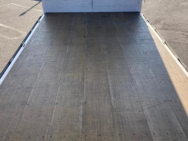 ファイター 三菱ふそう　中型アルミウイング　最大積載２７００ｋｇ　トランテックス製アルミウイング　Ｒ２年１１月製　リアエアサス　セイコーラック２個　ラッシングレール２段　引き出しフック１０個　６ＭＴ　６２ワイド　最大積載量２７００ｋｇ（12枚目）