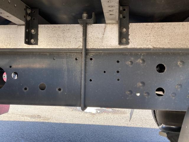 ファイター 三菱ふそう　中型アルミウイング　最大積載２７００ｋｇ　トランテックス製アルミウイング　Ｒ２年１１月製　リアエアサス　セイコーラック２個　ラッシングレール２段　引き出しフック１０個　６ＭＴ　６２ワイド　最大積載量２７００ｋｇ（13枚目）