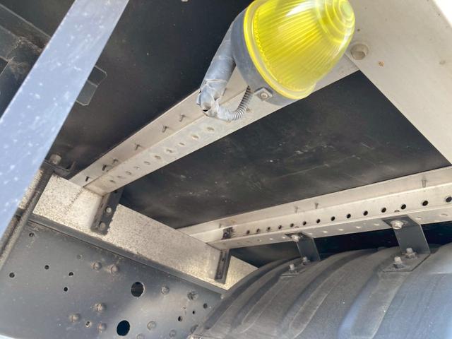 ファイター 三菱ふそう　中型アルミウイング　最大積載２７００ｋｇ　トランテックス製アルミウイング　Ｒ２年１１月製　リアエアサス　セイコーラック２個　ラッシングレール２段　引き出しフック１０個　６ＭＴ　６２ワイド　最大積載量２７００ｋｇ（24枚目）