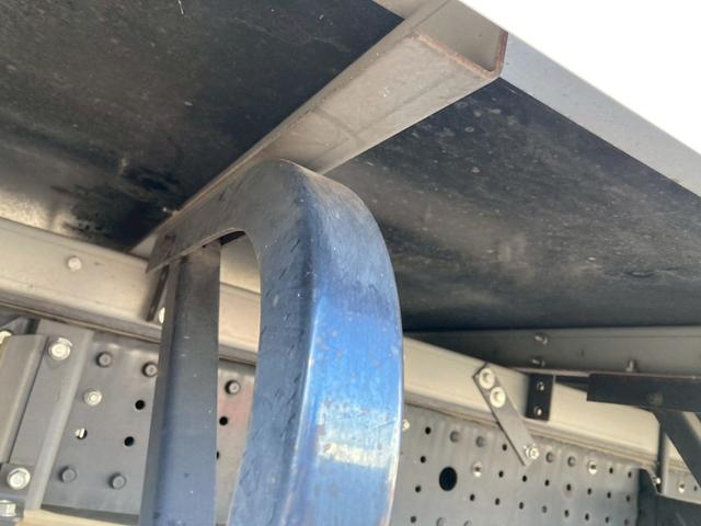 キャンター 三菱ふそう　小型冷蔵冷凍バン　最大積載２０００ｋｇ　東プレ製低温冷凍機　Ｒ１年６月製　冷凍バン　Ｒ１年６月製　左サイド扉　床板ステンレス貼　標準ロングボディー　最大積載量２０００ｋｇ（26枚目）